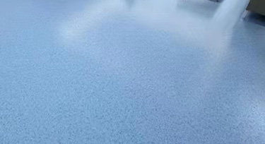 塑膠跑道根據(jù)其施工的結(jié)構(gòu)、用料可分為: